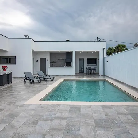 Willa Quinta Oliveiras , Casa Moderna & Confortavel *